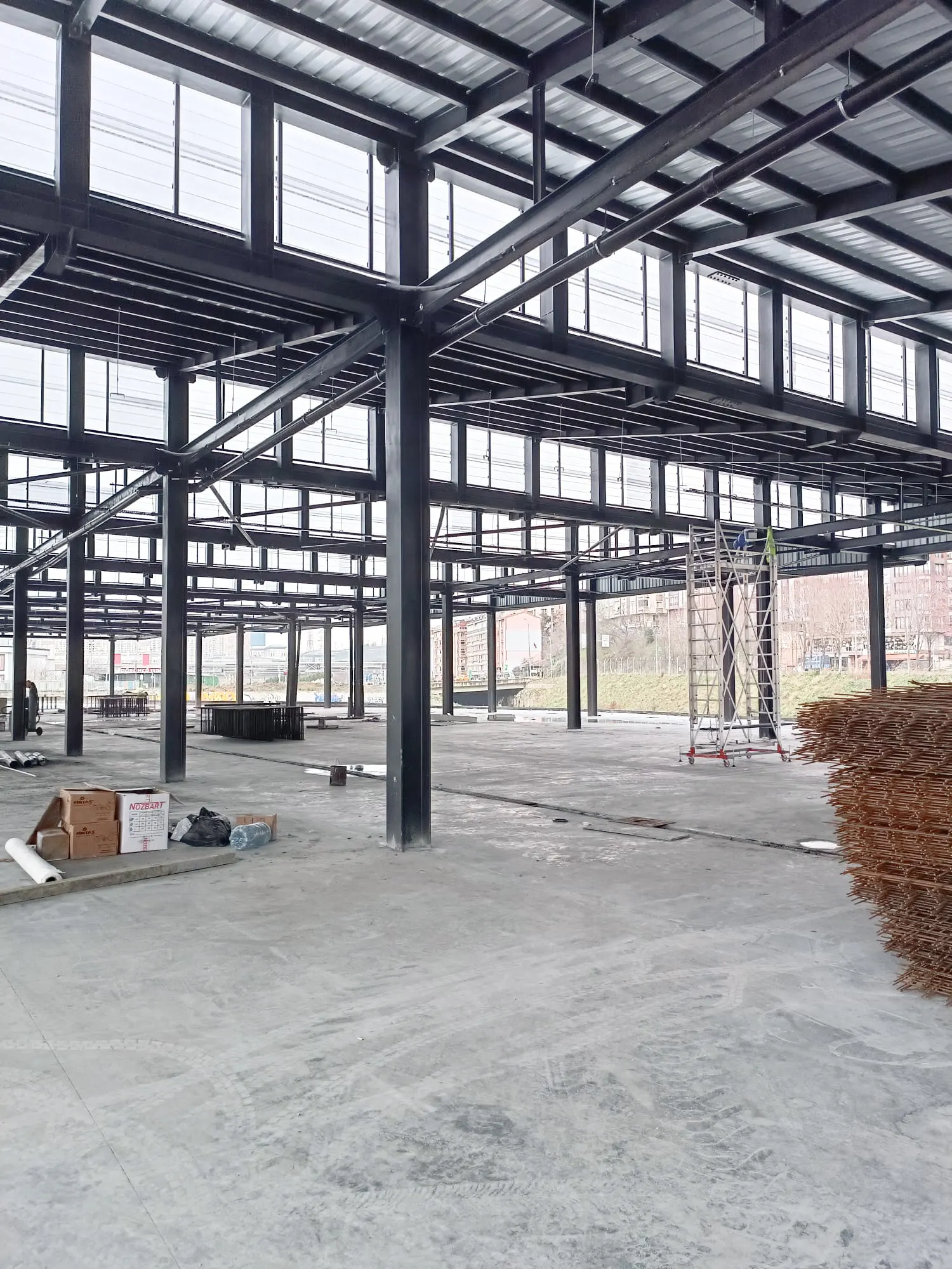 Marketplace Eyüpsultan, şantiye: çelik strüktürün içi